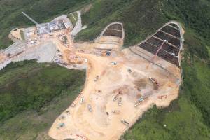 To meet the needs of the NDA, the CEDD is building large-scale infrastructure in the KTN NDA, including two service reservoirs for fresh water and flushing water respectively on Tai Shek Mo Mountain. Pictured above is the excavation works for the fresh water service reservoir.