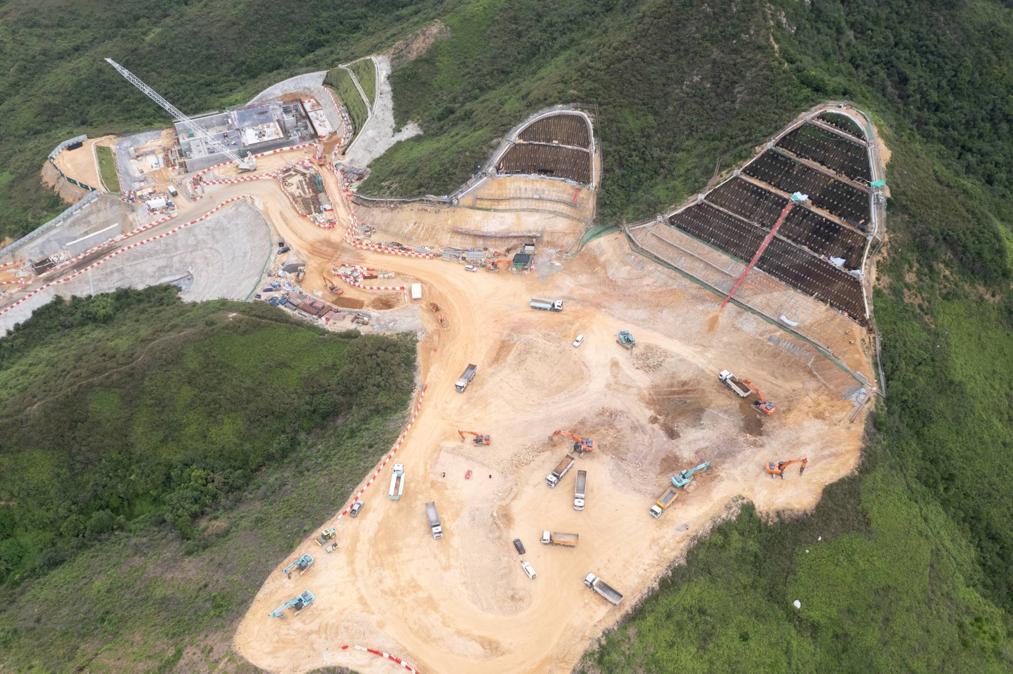 To meet the needs of the NDA, the CEDD is building large-scale infrastructure in the KTN NDA, including two service reservoirs for fresh water and flushing water respectively on Tai Shek Mo Mountain. Pictured above is the excavation works for the fresh water service reservoir.