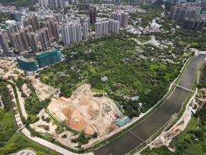 The site formation works and the construction of the Fanling Bypass (Eastern Section) in Fanling North Area 15 East for public housing development are in progress.