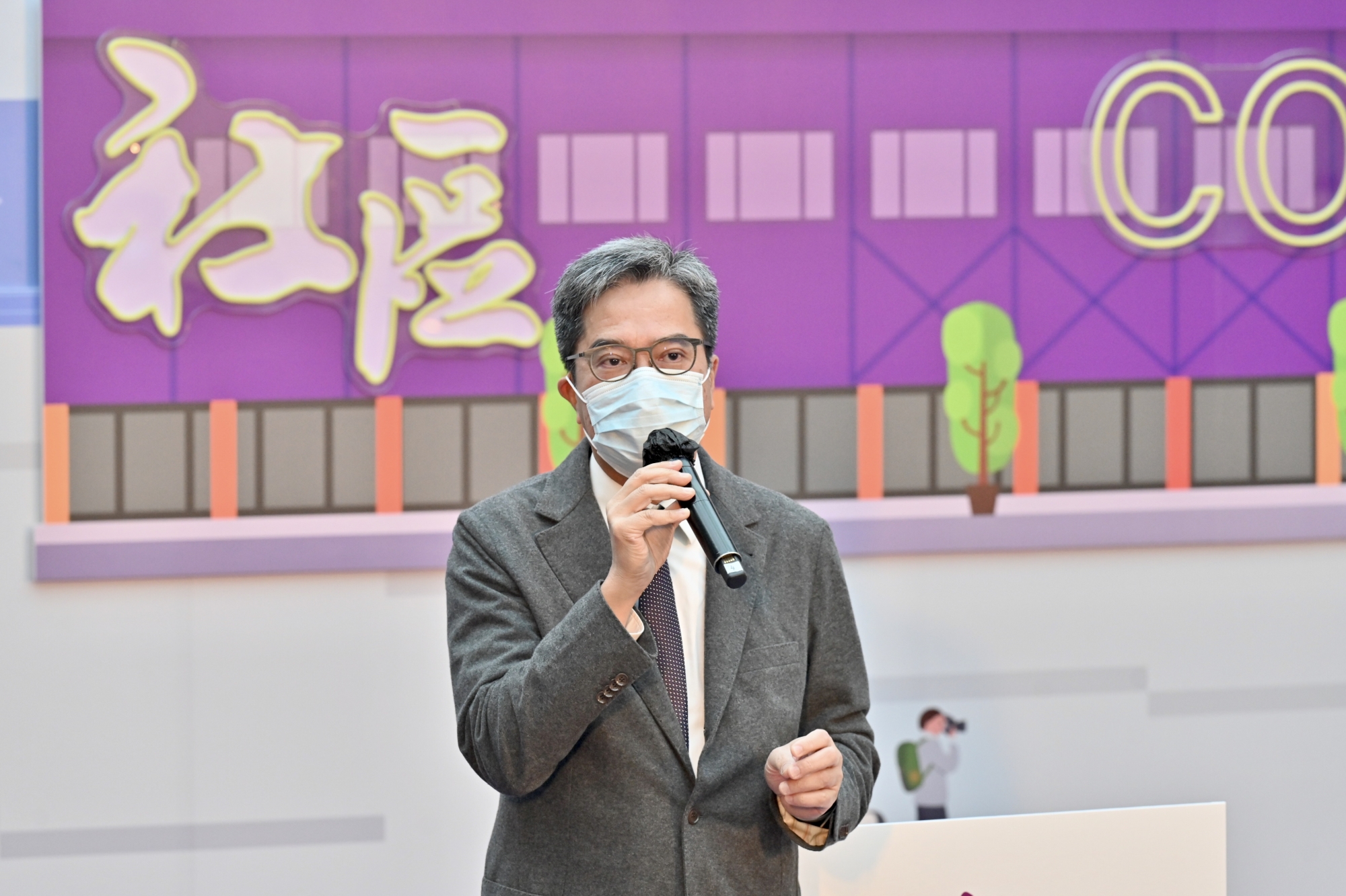 The SDEV, Mr Michael WONG, speaks at the completion ceremony of the Tung Chung East Promenade first phase improvement works and opening of the Tung Chung Community Liaison Centre.