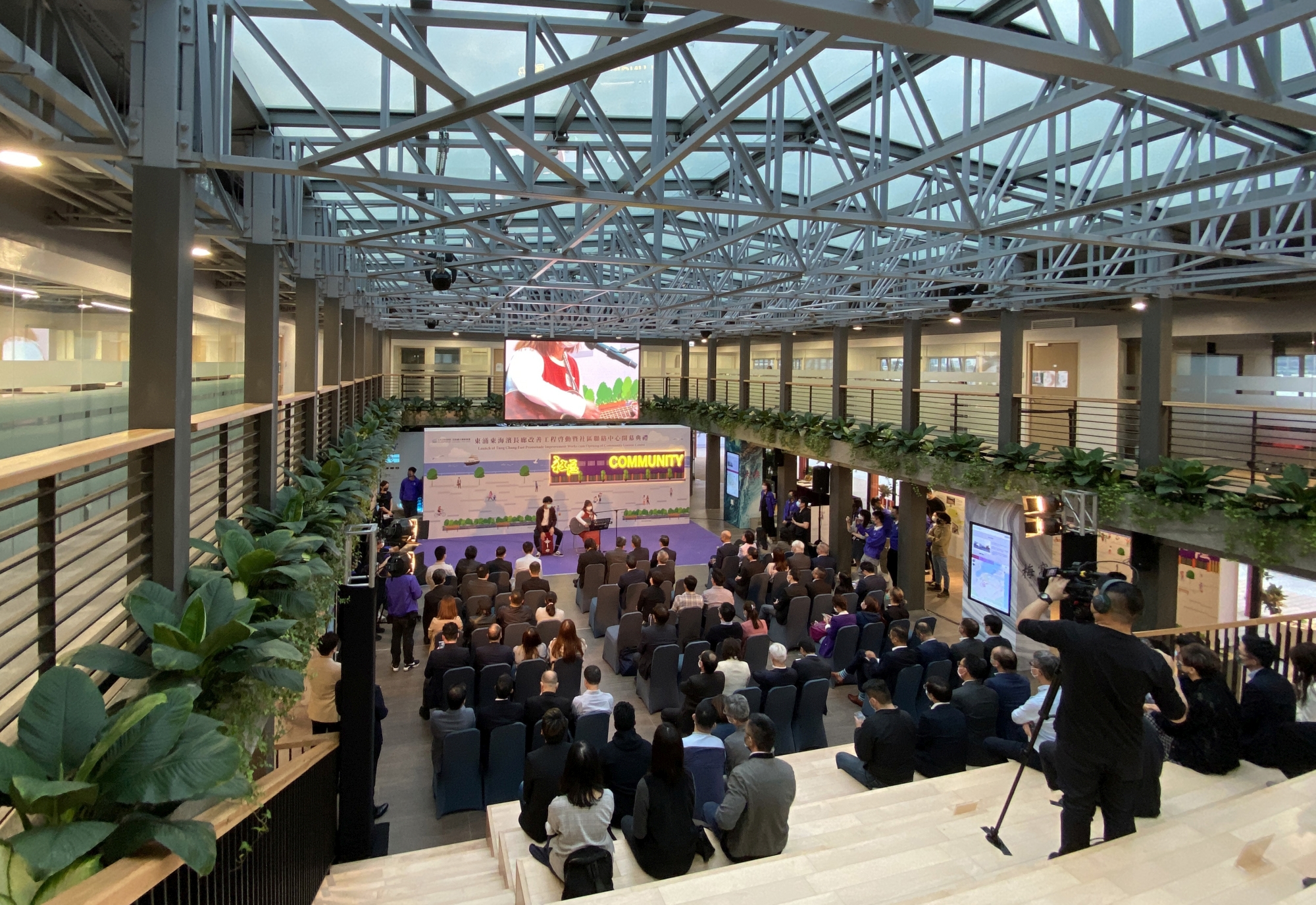 Non-governmental organisations and schools can reserve the multi-purpose event space in the atrium and the meeting room on the first floor for organising activities.