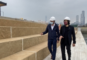 According to Mr Michael WONG and Mr Vincent NG, the Government and the HC have adopted a four-stage approach to take forward water-friendly designs step by step, so that members of the public can gradually get used to fence-free designs with varying degrees.