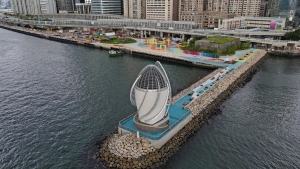 The third stage of the approach: a fence-free breakwater. About 100 metres in length, the breakwater in the East Coast Park Precinct (Phase 1) is flanked by fence-free sloping seawalls.