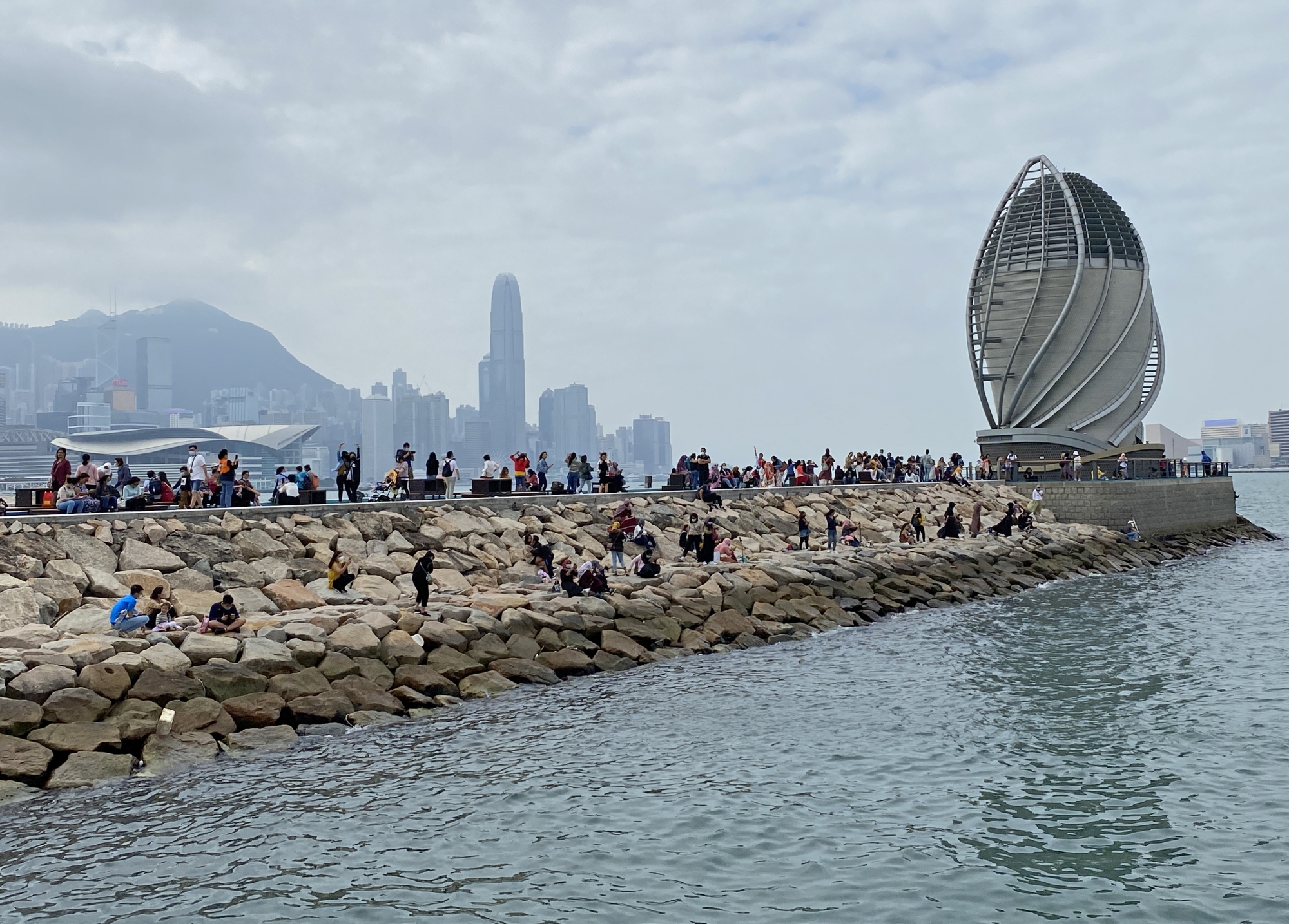 The third stage of the approach: a fence-free breakwater. About 100 metres in length, the breakwater in the East Coast Park Precinct (Phase 1) is flanked by fence-free sloping seawalls.