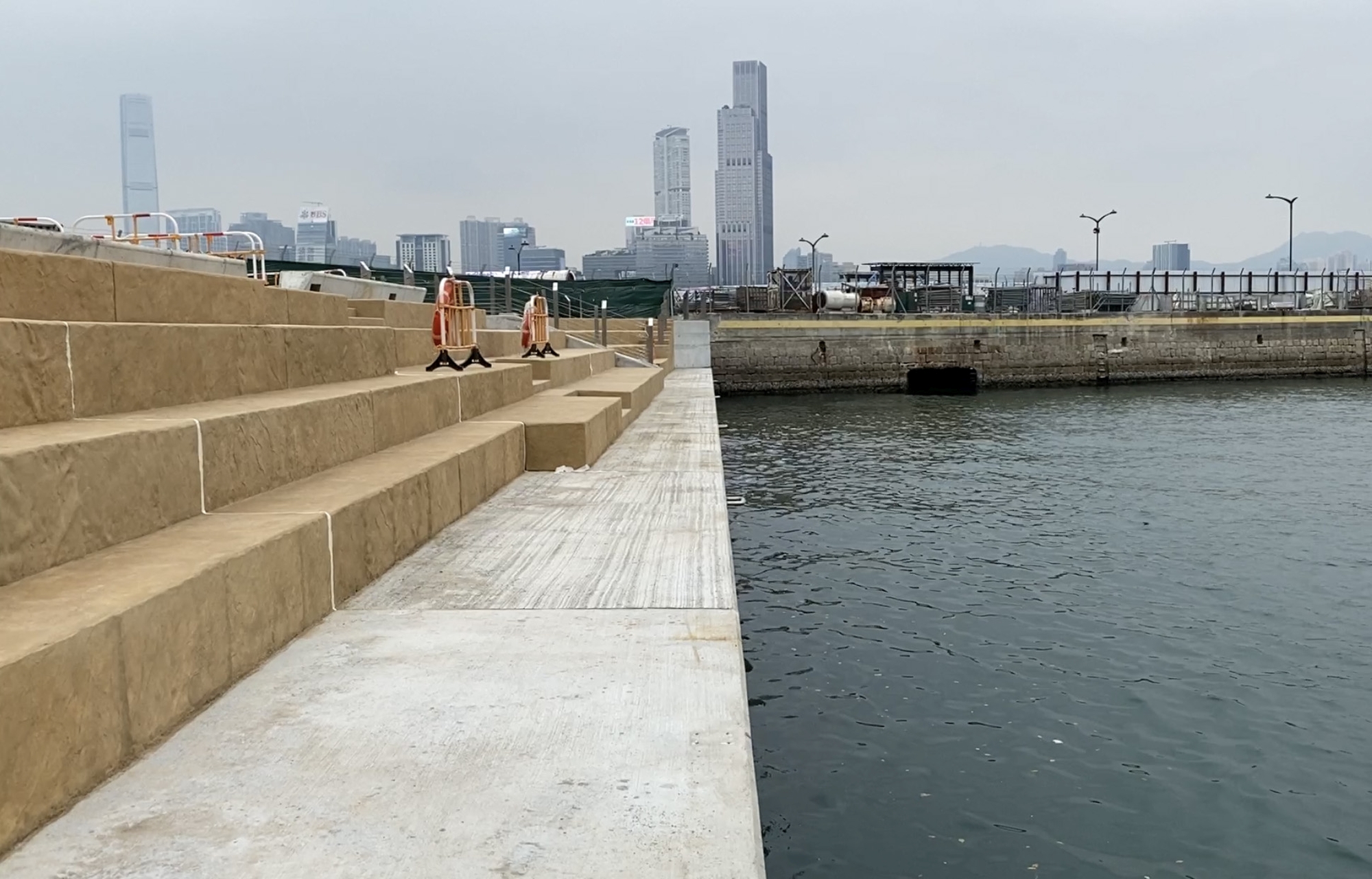 The fourth stage of the approach is the introduction of a fence-free stepped-down water edge design, which will be adopted in the Water Sports and Recreation Precinct (Phase 2) in Wan Chai as shown in the picture. Visitors can get closer to the water by walking down a flight of steps, which can double as spectator stands for watching water activities or other performances.