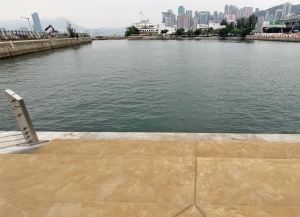 The fourth stage of the approach is the introduction of a fence-free stepped-down water edge design, which will be adopted in the Water Sports and Recreation Precinct (Phase 2) in Wan Chai as shown in the picture. Visitors can get closer to the water by walking down a flight of steps, which can double as spectator stands for watching water activities or other performances.