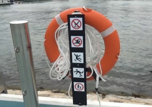 In taking forward the four-stage approach to fence-free designs, safety precaution notices are put up at different locations onshore and life-saving appliances including lifebuoys are put in place. Dedicated security guards are provided to carry out round-the-clock patrol duties and provide assistance when needed, so that visitors can enjoy the sea view safely.