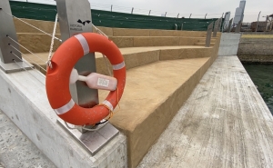 In taking forward the four-stage approach to fence-free designs, safety precaution notices are put up at different locations onshore and life-saving appliances including lifebuoys are put in place. Dedicated security guards are provided to carry out round-the-clock patrol duties and provide assistance when needed, so that visitors can enjoy the sea view safely.