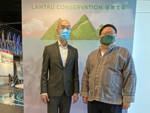 The Head of the Sustainable Lantau Office (SLO) of the Civil Engineering and Development Department (CEDD), Mr FONG Hok-shing, Michael (left), and the Chairperson of the LCF Advisory Committee, Prof. LEUNG Mei-yee, Kenneth (right), are introducing the fund.