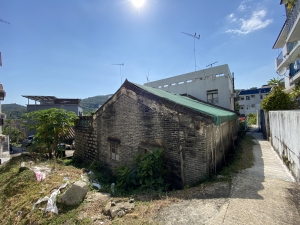 The Regenerating Shui Hau project includes restoration of historic buildings in Shui Hau Village, one of which is the pitched-roof stone house (a Grade 3 historic building) shown in the picture. Villagers will use it as a cultural centre after restoration.