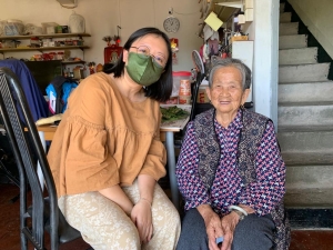 Besides historical stories about Shui Hau Village, the Regenerating Shui Hau project will also record folk songs sung by old lady Chi Tai (right) in Wai Tau dialect. Next to her is Dr Chloe LAI.