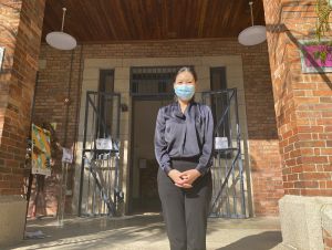 Senior Maintenance Surveyor (Heritage) of the Architectural Services Department (ArchSD), Ms LAU Ling-yee, Liny, takes the Warehouse Teenage Club behind her in Aberdeen as an example, to introduce the department’s work and challenges regarding the maintenance of historic buildings.