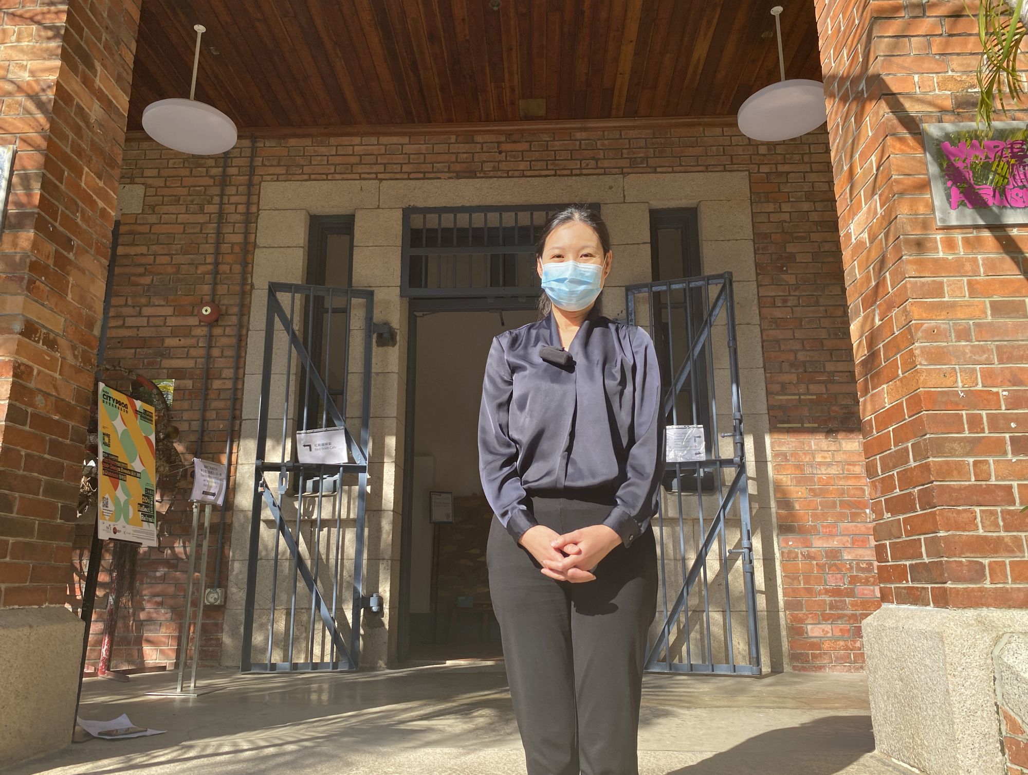 Senior Maintenance Surveyor (Heritage) of the Architectural Services Department (ArchSD), Ms LAU Ling-yee, Liny, takes the Warehouse Teenage Club behind her in Aberdeen as an example, to introduce the department’s work and challenges regarding the maintenance of historic buildings.