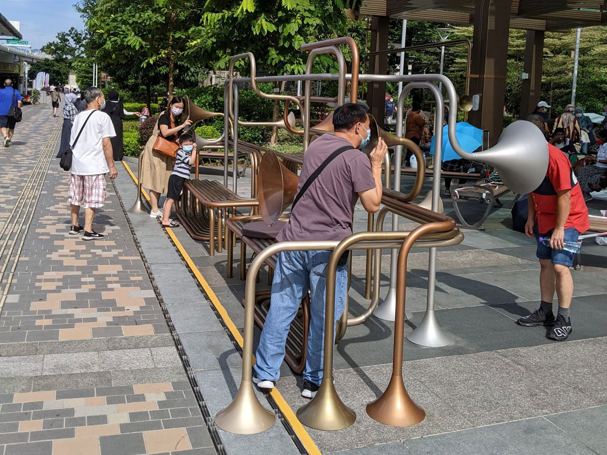 Funded by the URF, the “Via North Point” project features an array of artwork installations set up in Chun Yeung Street Sitting-Out Area, the North Point promenade and the North Point Ferry Pier to rejuvenate public spaces and showcase the unique glamour of North Point.