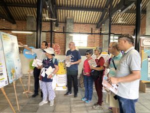 With a total length of about 6.5 km, the Kowloon City Themed Walking Trail links up the major landmarks in Kowloon City, To Kwa Wan and Hung Hom, including the Kowloon Walled City, Stone Houses Family Garden and Sung Wong Toi. In addition to cultural activities, an information centre has also been set up under the project to foster heritage conservation and promote arts and culture in Kowloon City.