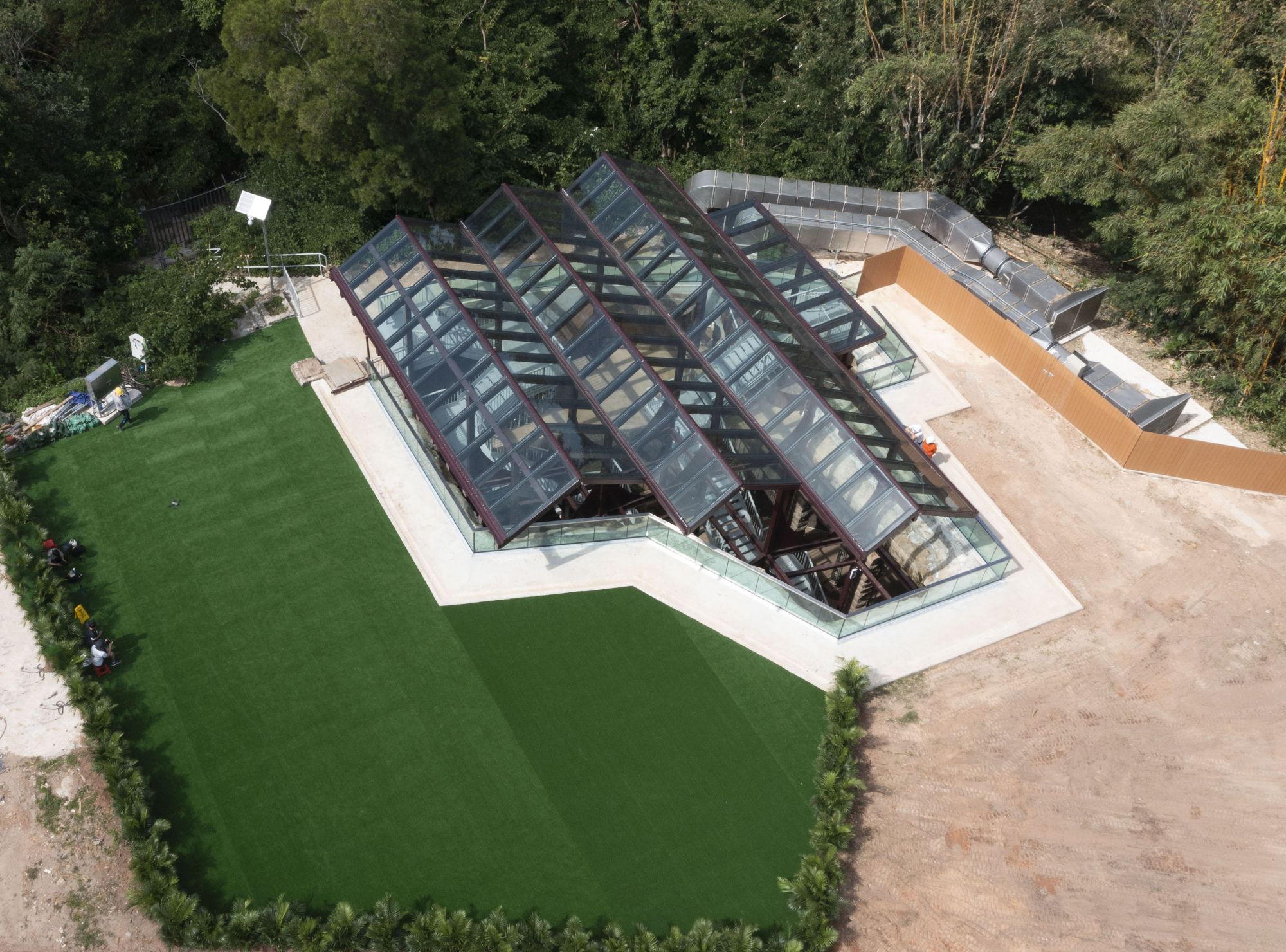 The WSD has carried out temporary strengthening works at the Ex-SSPSR, including a glass roof to protect the exposed part of the service reservoir from weathering.