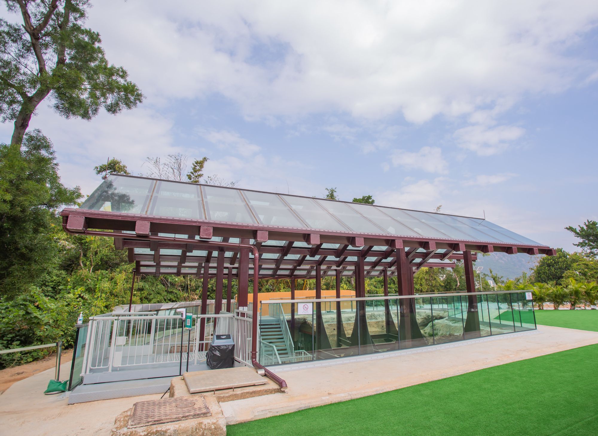 The WSD has carried out temporary strengthening works at the Ex-SSPSR, including a glass roof to protect the exposed part of the service reservoir from weathering.