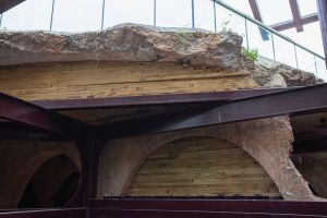 The WSD’s temporary strengthening and tidying works include the installation of temporary bracing to support concrete roof slabs that may have risk of dislocation, and brick arches and other structural parts that show signs of possible danger.