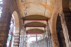 The WSD’s temporary strengthening and tidying works include the installation of temporary bracing to support concrete roof slabs that may have risk of dislocation, and brick arches and other structural parts that show signs of possible danger.