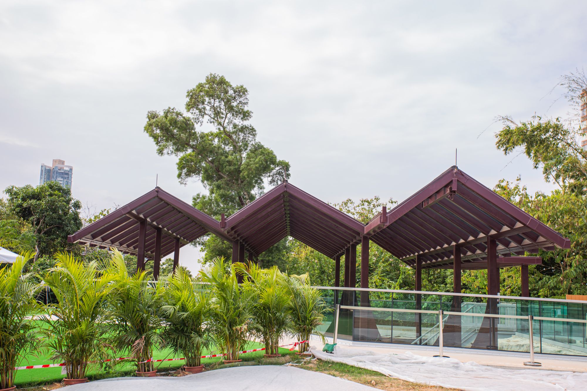Various improvement works have been carried out by the WSD to enable the public to pay a visit to the service reservoir and appreciate its internal structures, including the provision of internal lighting, ventilation, raised floor pathway, access facilities and ground level greening works at roof cover of the service reservoir.