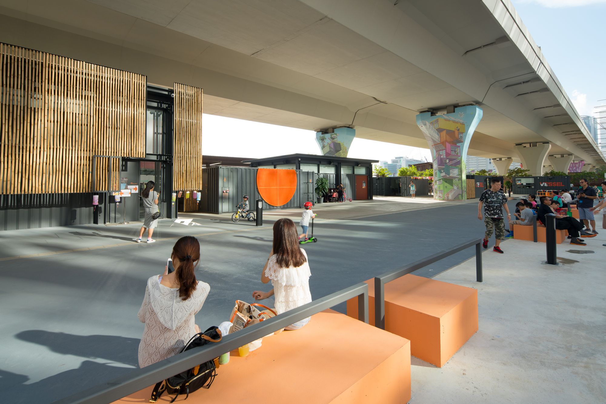 Among the newly provided or renovated open space projects in KE, projects which were completed earlier include the Kwun Tong Promenade and the Fly the Flyover sites beneath Kwun Tong Bypass for creativity, arts and culture venues shown in the picture. 