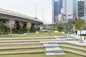The Tsui Ping River Garden, opened in March 2019, has an area of about 5 800 square metres which is larger than the original Shing Yip Street Rest Garden by 1 100 square metres, providing diversified amenities and more quality open space for public enjoyment.