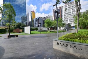 Upon completion of refurbishment works, the Hoi Bun Road Park in Kwun Tong was reopened to the public in late August last year. The refurbished park covers an area of about 9 300 square metres, featuring a large lawn, landscaped areas, a renovated five-a-side soccer pitch, etc.