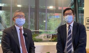 The SDEV, Mr Michael WONG (right), wholeheartedly thanks KK (left) for leading the CIC to make contribution in advancing construction innovations, promoting technological application, providing manpower training and building industry solidarity.