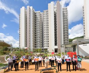 The Married Quarters for the Fire Services Department (FSD) at Pak Shing Kok, Tseung Kwan O, was built using the MiC method and the completion ceremony was held in May last year. Photo shows the Chief Executive, Mrs Carrie LAM (front row, centre) with the SDEV, Mr Michael WONG (front row, fourth left); the Director of Fire Services, Mr Joseph LEUNG (front row, third right); the Chairman of the CIC, Mr CHAN Ka-kui, KK (front row, second right), and other guests in front of the quarters. 