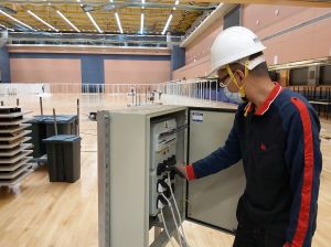 An EMSD’s colleague is carrying out the required alteration works in the Sun Yat Sen Memorial Park Sports Centre for the operation of a community vaccination centre.