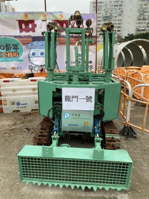 The Lung Mun I robot shovels the silt built-up in a box culvert, so that the lifting device on the shaft can carry the silt to the ground level for disposal.