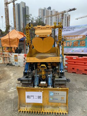 The Lung Mun II robot can reach up to 250 metres into a box culvert, making it suitable for situations where only one shaft entrance is allowed at ground level, which is more flexible than the previous practice of having to dig a pair of shaft entrance and exit for desilting.