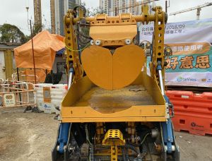 Lung Mun II is equipped with a grab and a hydraulic lift bucket. The bucket picks up the silt, which can then be placed in the lift bucket and carried to the ground level for disposal. 