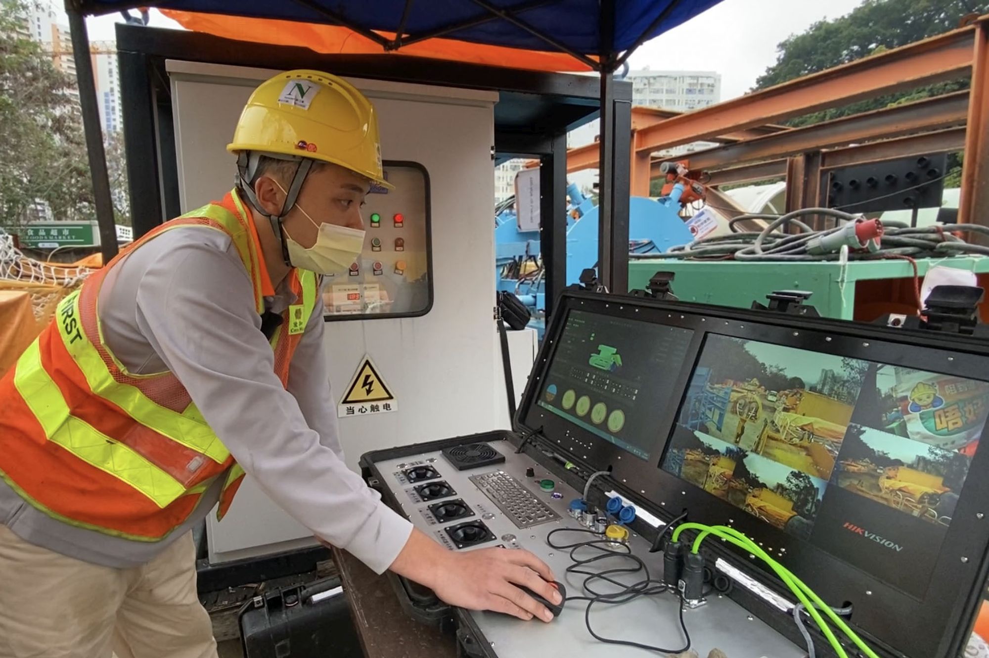 Technicians can grasp the situation inside the pipes using real-time cameras at the ground level and control the three robots to conduct desilting and connect the pipes.