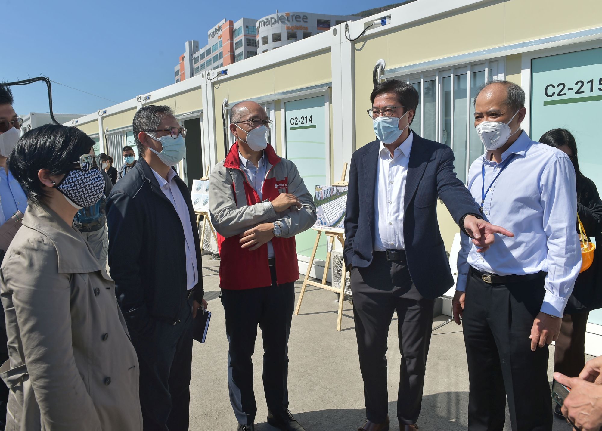 The SDEV, Mr Michael WONG (second right), the Permanent Secretary for Development (Works), Mr LAU Chun-kit, Ricky (second left), and the Director of Architectural Services, Ms HO Wing-yin, Winnie (first left), among others, visited the CIF in Tsing Yi earlier on (1 March).