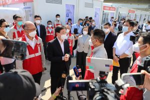 政务司司长李家超昨日（3月12日）到港珠澳大桥香港口岸人工岛，视察接收第三个由中央援建的社区隔离设施。图示李家超（前排中）听取承建商代表介绍相关设施。后排右起：发展局局长黄伟纶、保安局局长邓炳强和食物及卫生局局长陈肇始教授。