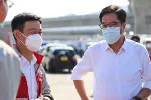 图示发展局局长黄伟纶（右）昨日（3月12日）听取承建商代表（左）介绍港珠澳大桥香港口岸人工岛的社区隔离设施。