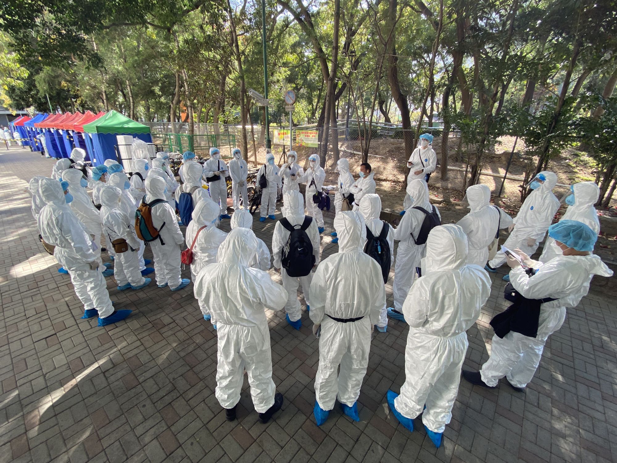 During the RTD operation at Oi Ming House, Yau Oi Estate, Tuen Mun, colleagues from various departments had to remind the residents to go downstairs in batches for testing.