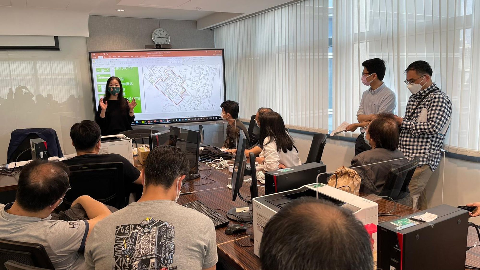 On 4 and 5 March, more than 120 colleagues from the Planning and Lands Branch of the DEVB and the Lands Department (LandsD) were mobilised to conduct an RTD operation in respect of Tak Cheung House, Tak Long Estate, Kowloon City. Taking charge of the operation, Assistant Director of the LandsD, Ms CHIU Lee-lee, Lily (first left, standing), briefs colleagues on the procedures and details of the operation.