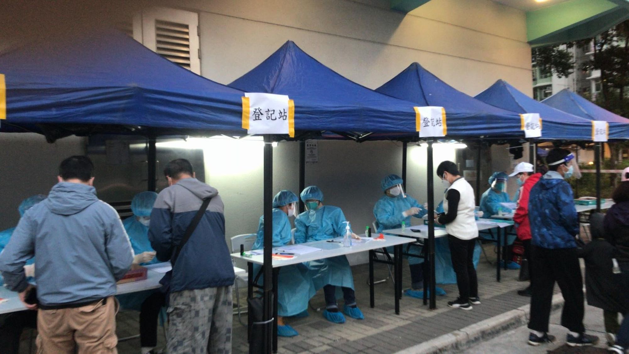 Colleagues from the LandsD discharge duties in an RTD operation in respect of Tak Cheung House, Tak Long Estate, Kowloon City, including registration of residents’ personal particulars, door-to-door visits reminding residents to undergo testing, compilation of statistics for the operation, etc.