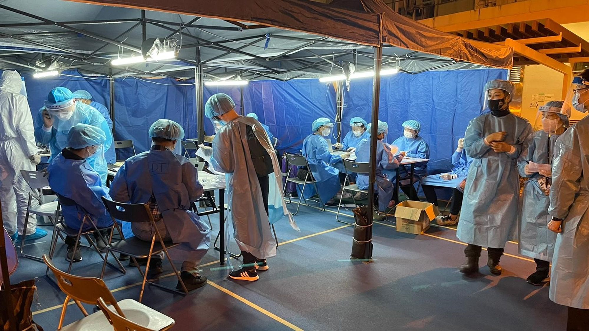 Colleagues from the LandsD discharge duties in an RTD operation in respect of Tak Cheung House, Tak Long Estate, Kowloon City, including registration of residents’ personal particulars, door-to-door visits reminding residents to undergo testing, compilation of statistics for the operation, etc.