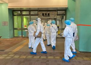 Colleagues from the LandsD discharge duties in an RTD operation in respect of Tak Cheung House, Tak Long Estate, Kowloon City, including registration of residents’ personal particulars, door-to-door visits reminding residents to undergo testing, compilation of statistics for the operation, etc.