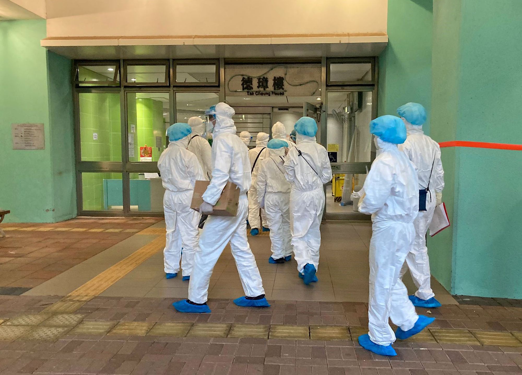 Colleagues from the LandsD discharge duties in an RTD operation in respect of Tak Cheung House, Tak Long Estate, Kowloon City, including registration of residents’ personal particulars, door-to-door visits reminding residents to undergo testing, compilation of statistics for the operation, etc.