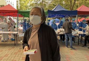 After undergoing testing, Ms WONG, a resident of Oi Ming House, Yau Oi Estate, Tuen Mun, says she understands that the Government conducted the RTD operation for the sake of protecting public health. She praises the staff on site for making proper arrangements and giving clear instructions.