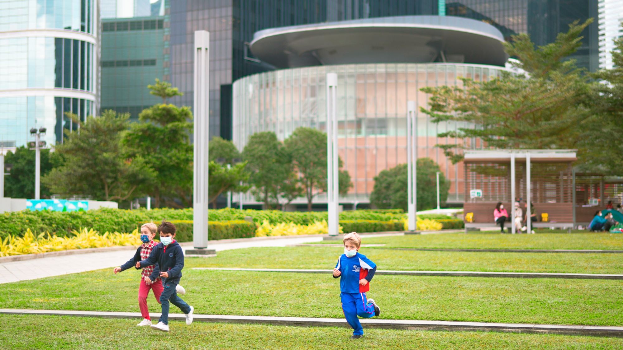 The DEVB has produced videos showcasing Hong Kong's beautiful landscape, so that participants from all over the world can appreciate Hong Kong's landscape planning and park landscape, as well as the efforts of landscape architects and park managers in urban forestry.