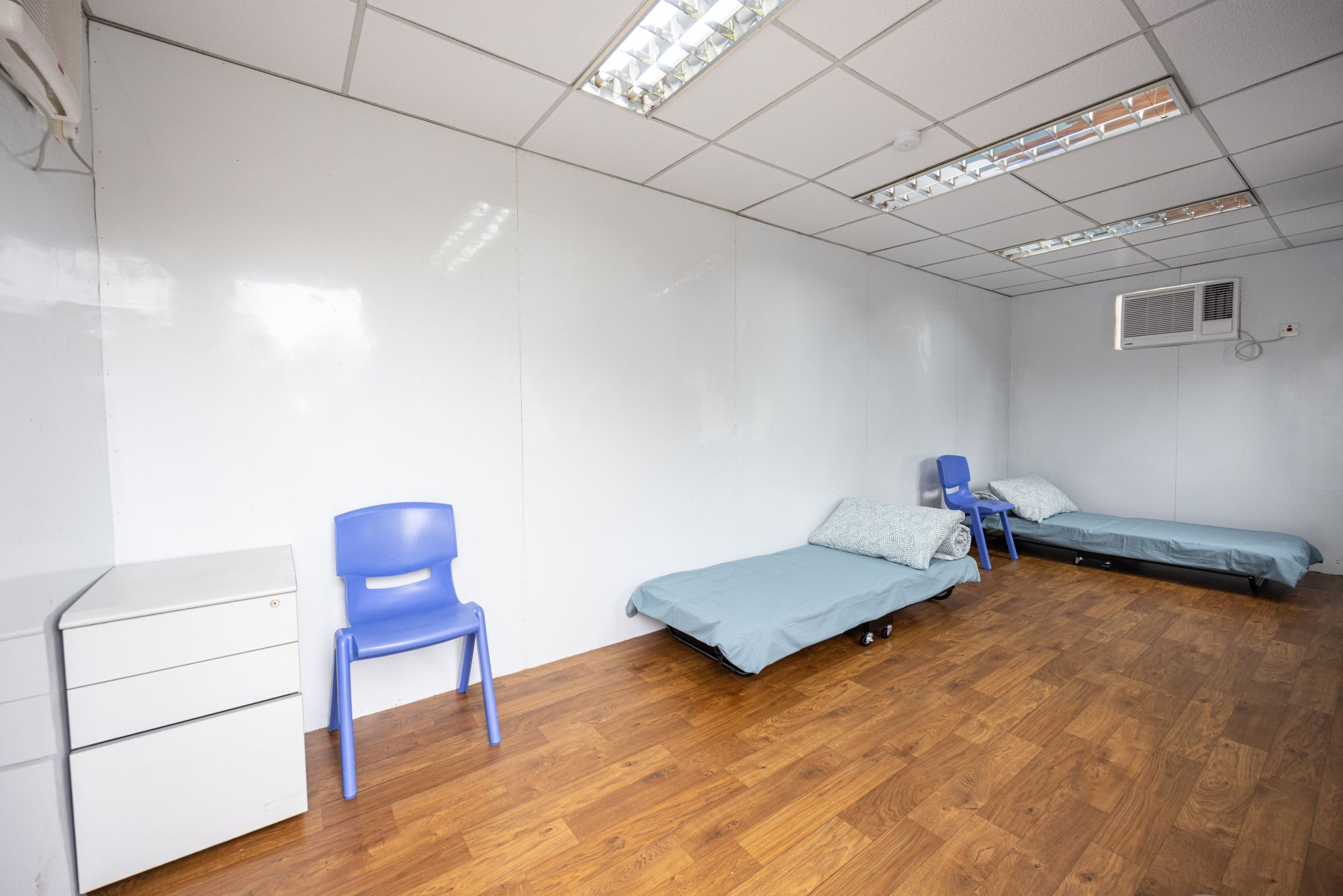 The CIC, together with the industry, has taken the lead in donating more than 40 container-turned rest rooms equipped with lights, ventilation fans, air-conditioners, etc. to various social welfare organisations and hospitals for healthcare workers as well as staff of residential care homes for the elderly (RCHEs) to rest.