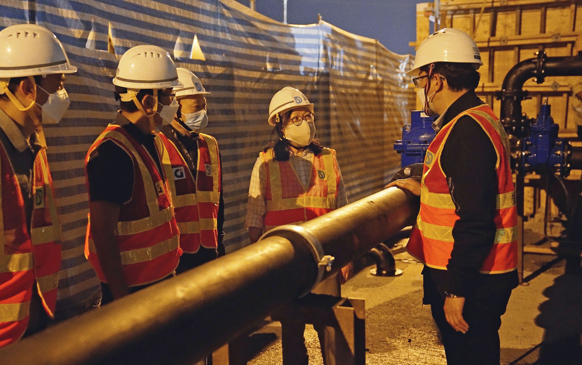 During the construction, the Director of Drainage Services, Ms Alice PANG (second right), visited the construction site many times to encourage and thank colleagues for their active participation in anti-epidemic work.