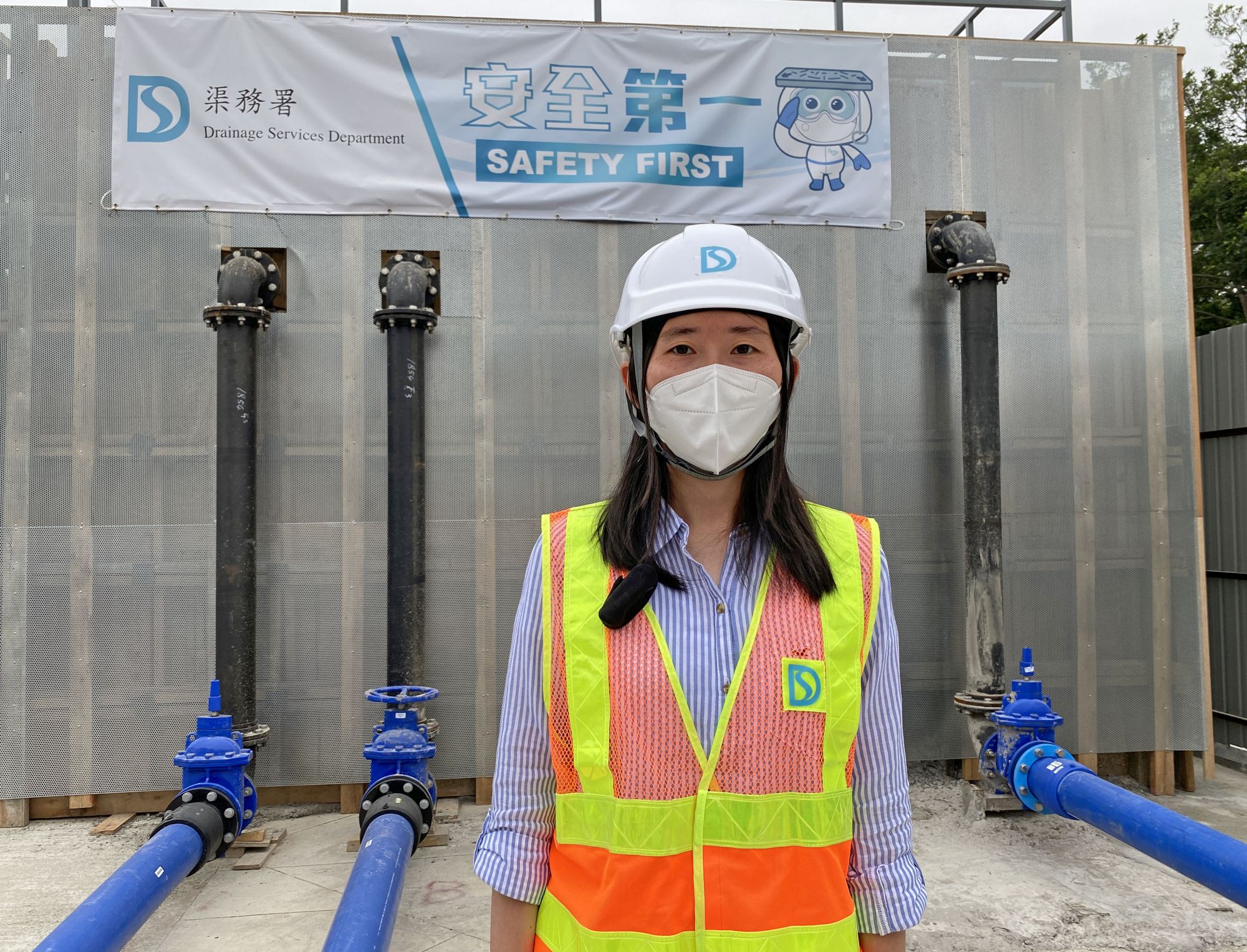 Engineer of the Mainland North Division of the DSD, Ms FENG Xue, Stephanie, says that in order to complete the final concrete pour before midnight, workers volunteered to shorten their meal breaks and rest time, sparing no effort to finish their job.