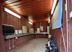 The public sewerage works for San Tin community isolation facility include building a sewage pumping station, laying 1.8km of twin rising mains, installing electrical and mechanical equipment, etc.