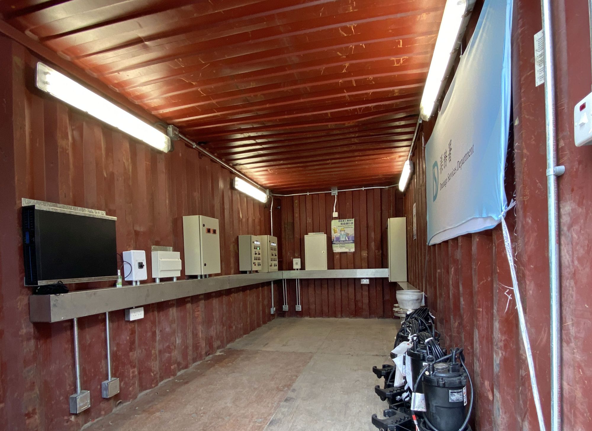 The public sewerage works for San Tin community isolation facility include building a sewage pumping station, laying 1.8km of twin rising mains, installing electrical and mechanical equipment, etc.